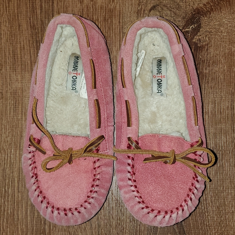 Minnetonka pink leather moccasins